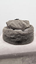 Cargar imagen en el visor de la galería, Gorro Tabaco de Pelo Sintético

